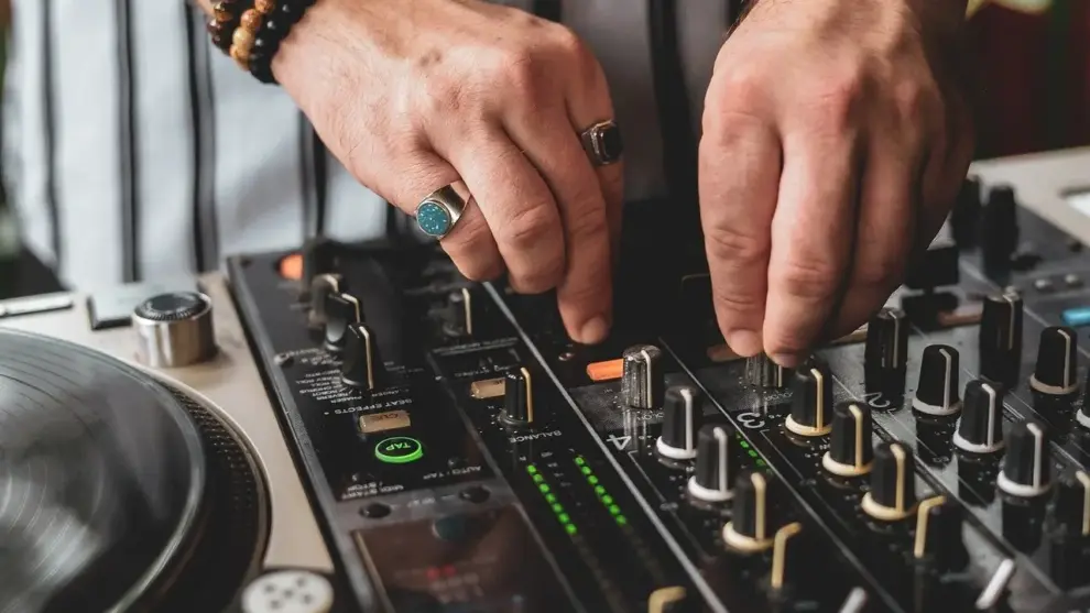 Julegaveidéer til kæresten med vinylsamling og hi-fi